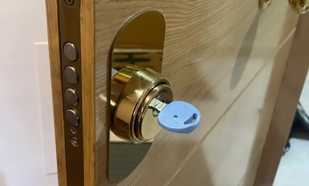 Imagen de puerta con bombín de alta seguridad + escudo instalado por cerrajeros recomendados en Goya