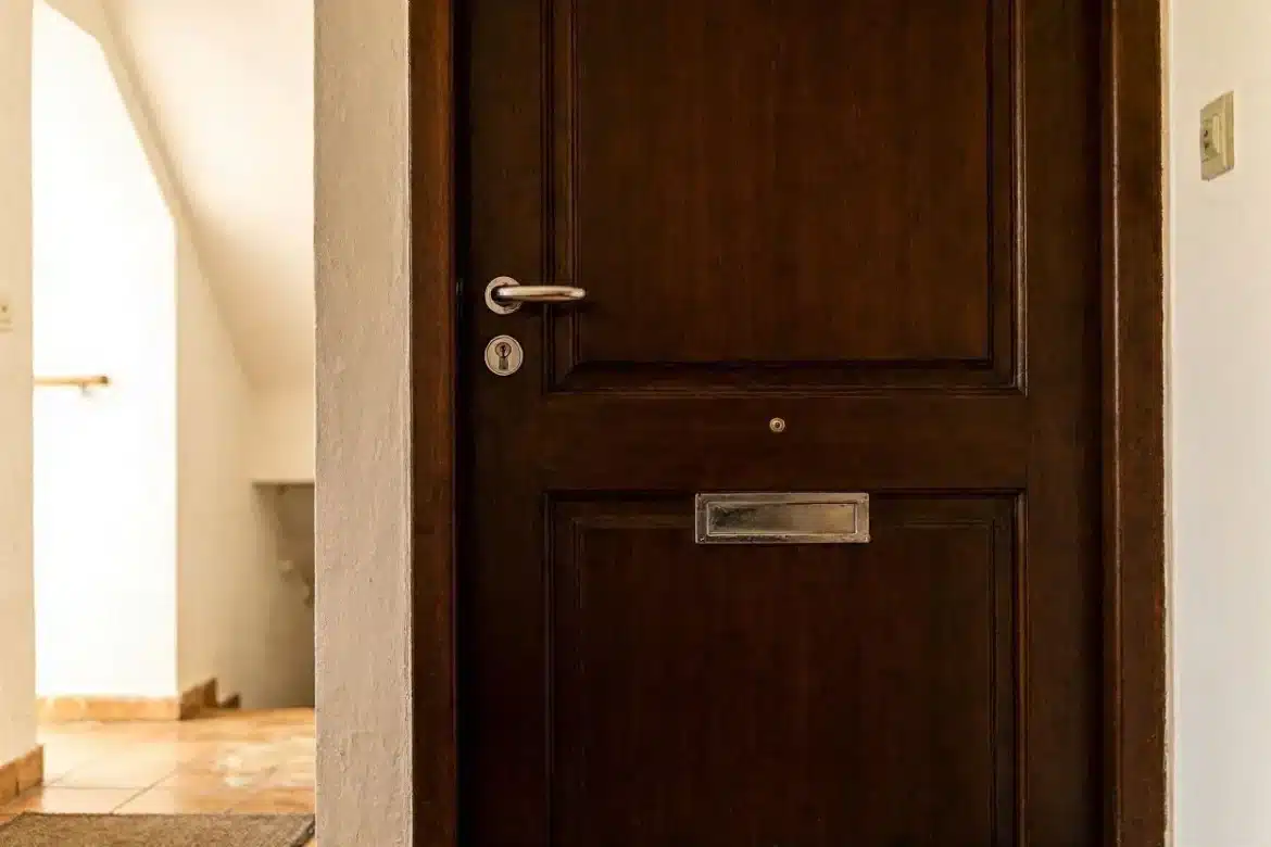 Cerradura de seguridad en puerta de apartamento en Madrid